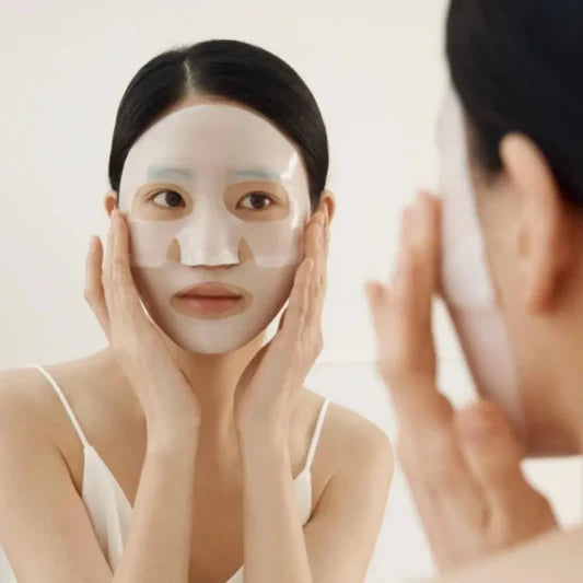 femme coréenne utilisant un masque hydratant au collagène