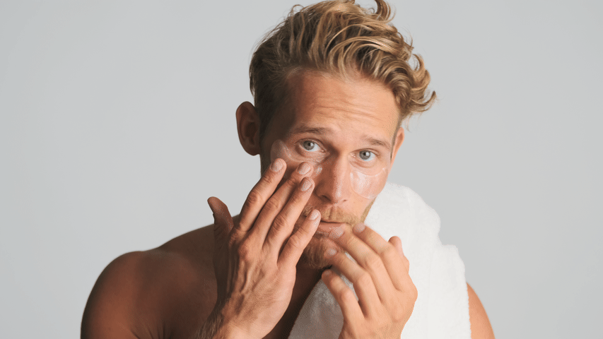 homme utilisant des patches yeux